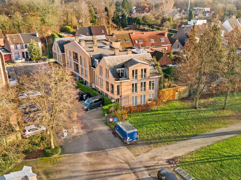 Ruim en instapklaar 2 slaapkamer appartement van 87m² met leuk overdekt terras (Bj: 1998). Gesitueerd pal in het centrum van &#039;s-Gravenwezel met winkel