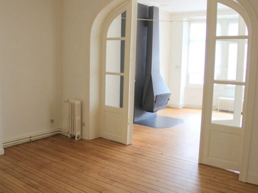 À Uccle, au cur de lavenue Wolvendael, découvrez ce superbe appartement de 131 m² au 1er étage dun immeuble de charme des années 30. Lumineux et spaci