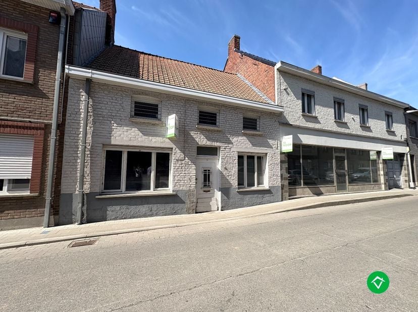 Een zeldzame kans in hartje Koekelare: twee gekoppelde woningen, waarvan één een voormalig handelspand, samen goed voor 522 m² bewoonbare oppervlakte