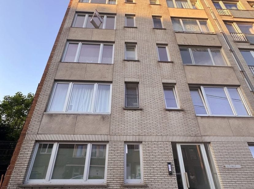 À LOUER - Montignies-Sur-Sambre&lt;br /&gt;
Appartement lumineux de ± 82 m², situé au 3ème étage avec ascenseur, au sein dune résidence proche de toutes com