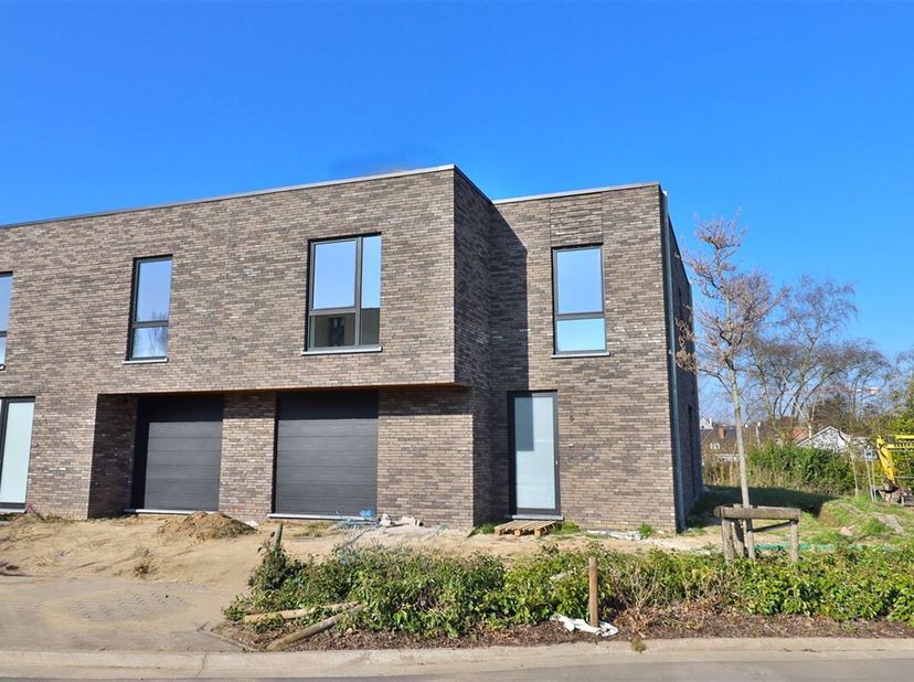 Gelegen op het kleinschalige en residentieel gelegen woonerf &quot;Marquettehof&quot; vinden we deze ruime nieuwbouwwoning.&lt;br /&gt;
Bestaande uit inkom met apart