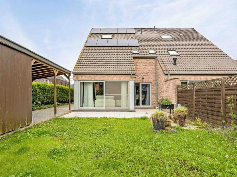 We bieden u graag deze recente woning aan met 6 slaapkamers op een ideale locatie. Het is gelegen op een ideale uitvalsbasis met een goede verbinding
