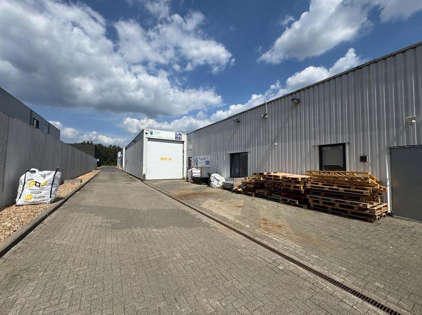 Magazijn te huur in Ninove met vlotte toegang naar de Expresweg. De unit van 1.110 m² vooraan de site beschikt over een hoogte van 4 meter, polybeton