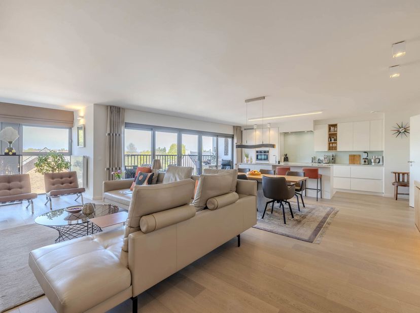 Luxe appartement met terrassen en ondergrondse staanplaats.&lt;br /&gt;
Gelegen op de 2e verdieping bevindt zich dit lichtrijke en ruime appartement met all