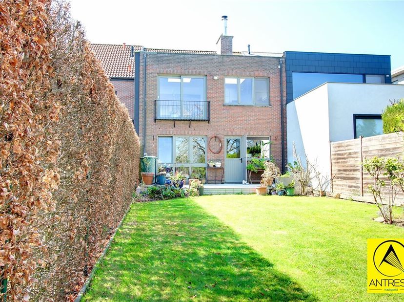 Ruime bel-etagewoning met tuin, garage en 2 slaapkamers in rustige buurt van Kontich-Kazerne&lt;br /&gt;
Deze verzorgde bel-etagewoning in Kontich-Kazerne v