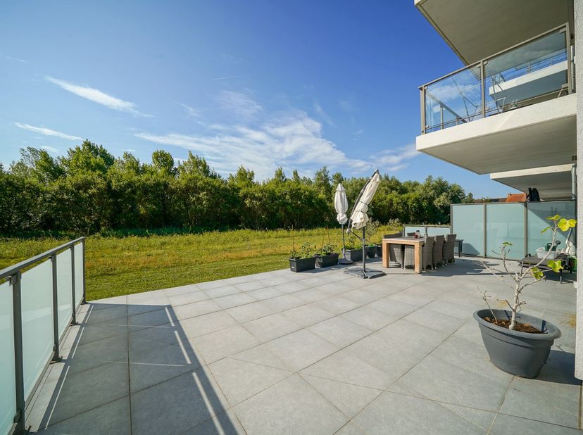 Cherchez-vous un appartement prêt à emménager avec beaucoup d&#039;espace, une grande terrasse et un agencement pratique ? Alors cet appartement vaut certa