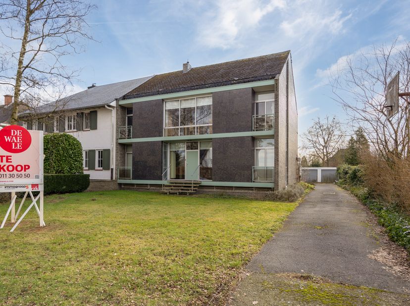Ontdek deze ruime halfopen bebouwing te Berkenlaan 66 in de gegeerde villawijk &#039;Berkenveld&#039; in Hasselt. Deze gezinswoning uit 1968 biedt een zee van r