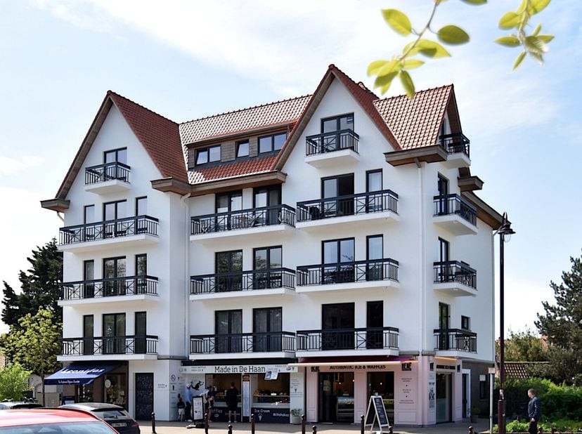 Deze charmante studio bevindt zich op de derde verdieping van residentie Hotel Van Brugge, pal tegenover het sfeervolle Potinière park, in het hart va