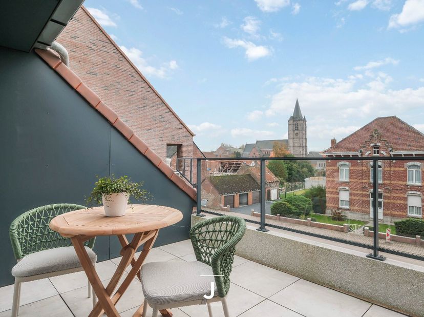 In het centrum van het dorpje Celles bevindt zich deze tijdloze residentie met ondergrondse parkeergelegenheid &amp; individuele kelders. Dit kleinschalig