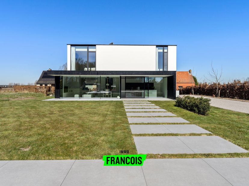 Op een unieke en rustige locatie naast het natuurgebied &quot;De Hoge Dijken&quot; staat deze energiezuinige en modern uitgeruste hernieuwbouwwoning. Hier woon