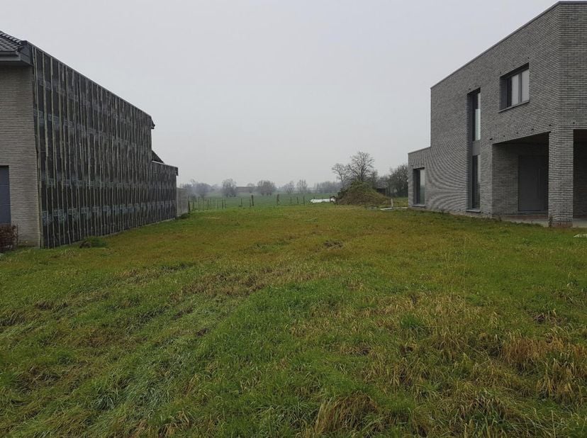 PERCEEL BOUWGROND &lt;br /&gt;
Een perceel bouwgrond gelegen in het rustige Wingene (Zwevezele), gekend ten kadaster, onder de sectie E nummer 0629 F P0000,