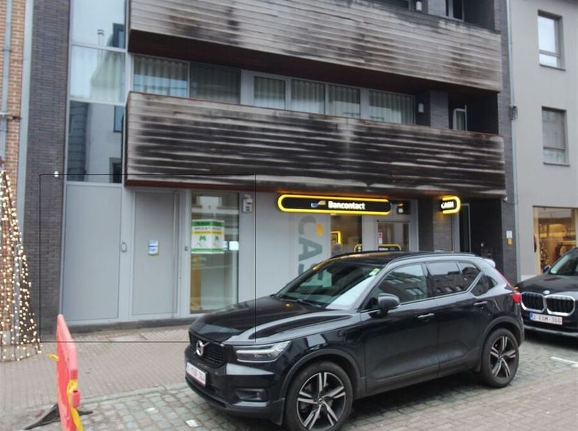 Gelegen in het hart van Westerlo, presenteert deze unieke commerciële ruimte een uitstekende kans voor ondernemers. De locatie straalt moderne functio