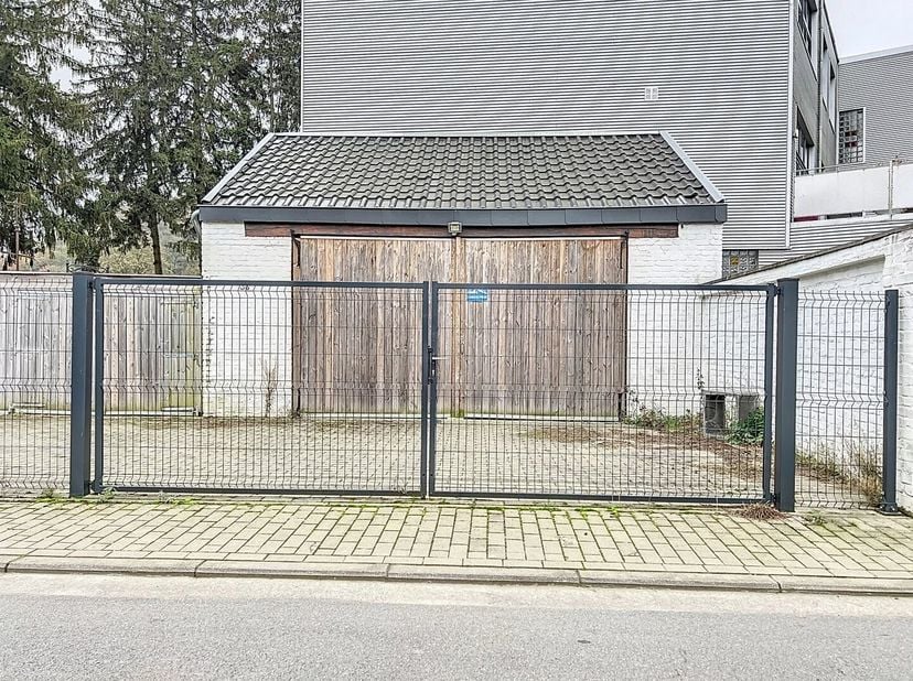 Situé à Angleur cet entrepôt proche de toutes commodités se compose comme suit :&lt;br /&gt;
Rez-de-chaussée: entrepôt (43m²), petite cour à l&#039;avant ou empl