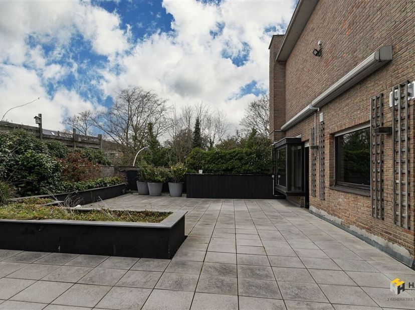 Riant appartement (228 m²) met veel potentieel in Edegem.&lt;br /&gt;
Met de gunstige ligging in het centrum zijn er diverse voorzieningen zoals winkels, sc