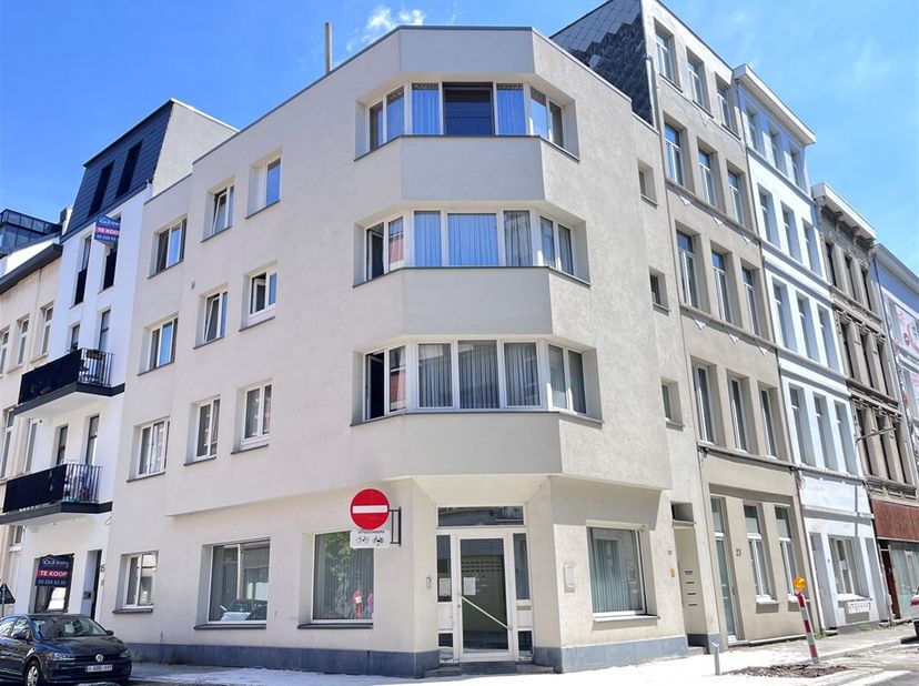 Vous êtes à la recherche d&#039;un espace de bureau avec un agencement pratique et un espace extérieur supplémentaire ? &lt;br /&gt;
Cette propriété est idéale p