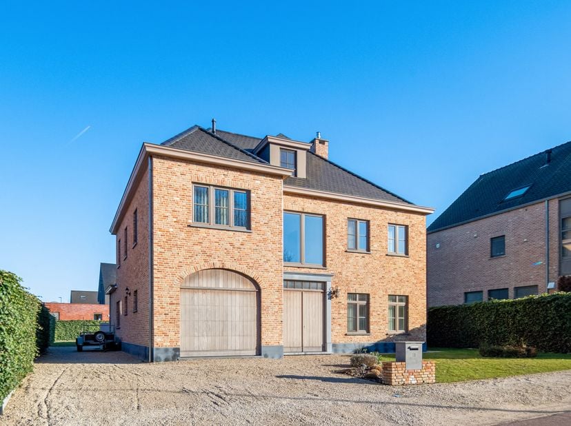 Aan de Van Groesbeekstraat, bevindt zich deze prachtige villa, gebouwd in 2019. Net buiten de Grote Ring, in een residentiële buurt, geniet u van de p