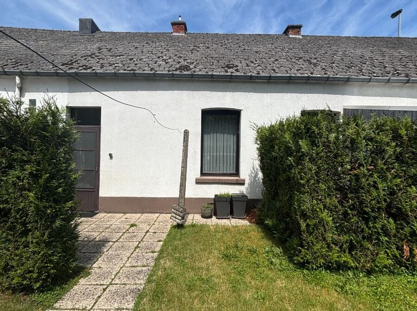 Gezellige woning met tuintje in Laakdal:2 slaapkamersGoed onderhoudenEPC CGarageboxBeschikbaar vanaf 01 augustus 2025Huurprijs van euro710,- per maand