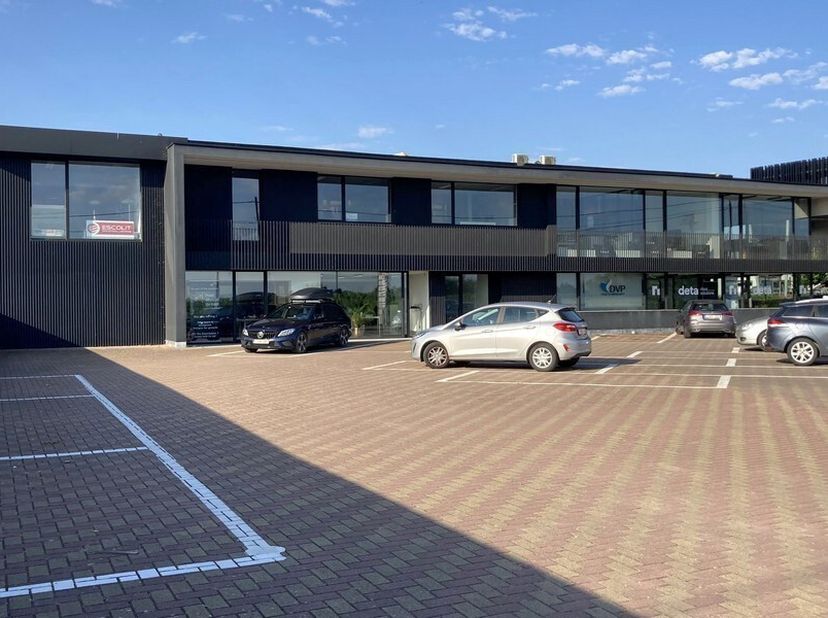 Bureau de 100m² au rez-de-chaussée&lt;br /&gt;
Emplacement : sur une route d&#039;accès à Gand (N60), à 10min de l&#039;E17 - sortie Eke, arrêt de bus à environ 500m&lt;