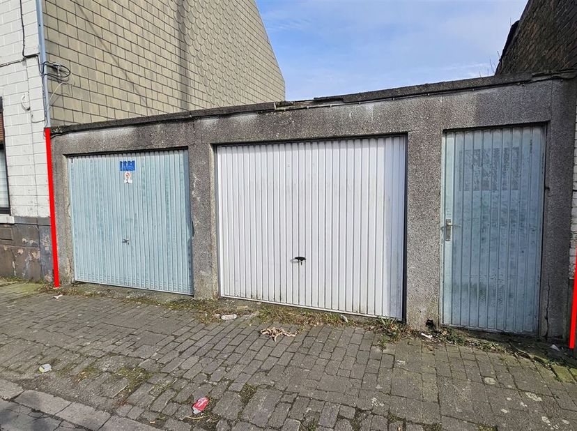 SOUS OPTION - PLUS DE VISITE - Deux garages et jardin, pouvant devenir un terrain à bâtir de 6,5 mètres de large.&lt;br /&gt;
RC: 104 euros. &lt;br /&gt;
Superfic
