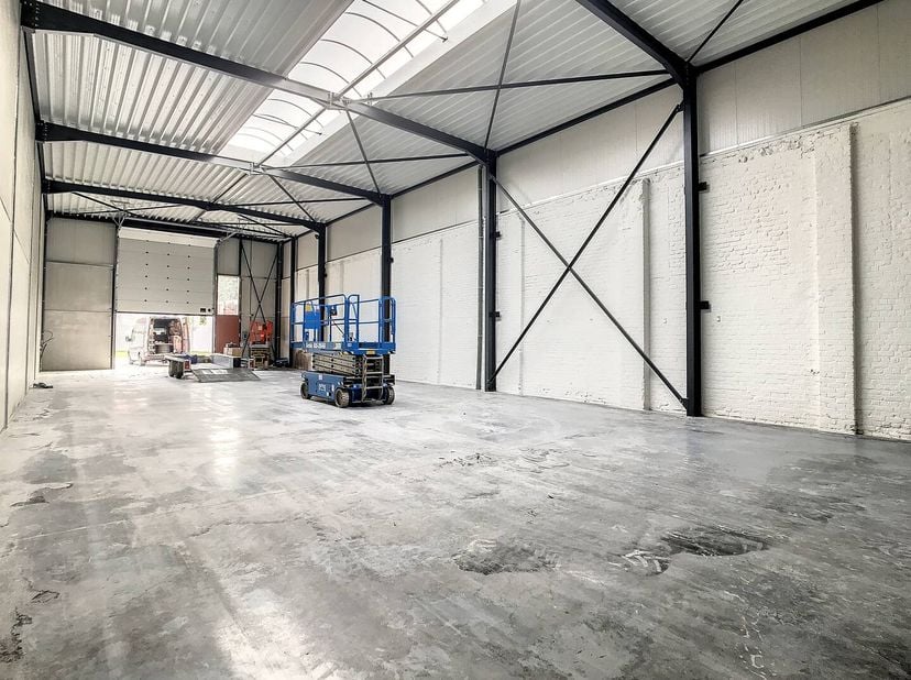 Magazijn van ca. 269 m² te huur in Kortrijk in het nieuwbouwproject BOXX. Het magazijn is gelegen in de nabijheid van diverse invalswegen en de R8. Ui