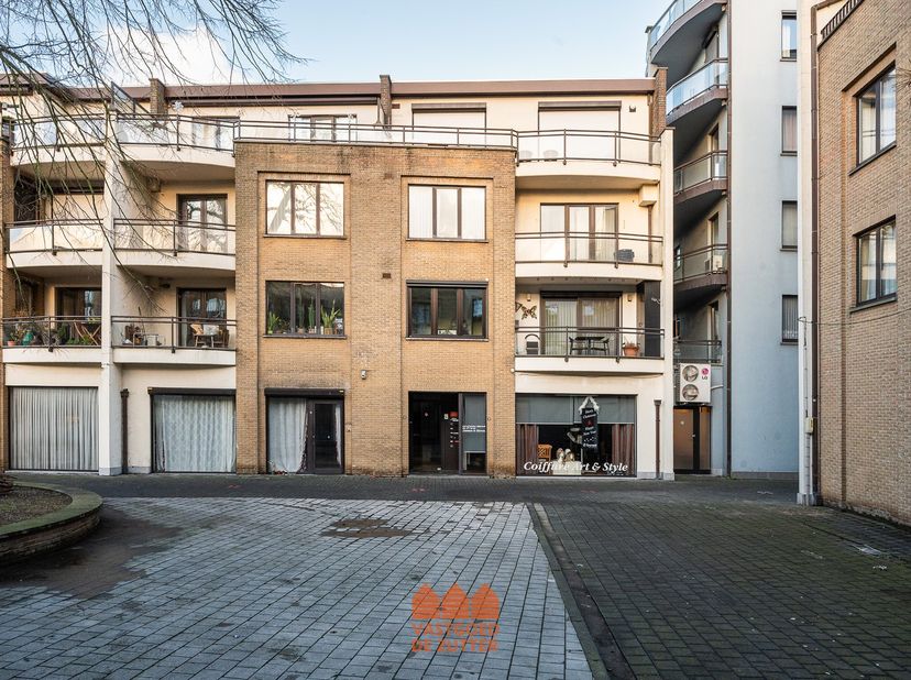 Dit hoogwaardig gerenoveerde appartement, gelegen op het Van Hoorebekeplein 15 bus 2 in Eeklo, biedt modern wooncomfort op een toplocatie. Met een zui