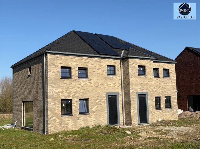 HALFOPENBEBOUWING&lt;br /&gt;
Deze prachtig gelegen volledig afgewerkte woning/volledig zelf te kiezen materiaal binnen deze prijs op +~ 5 are grond ligt op