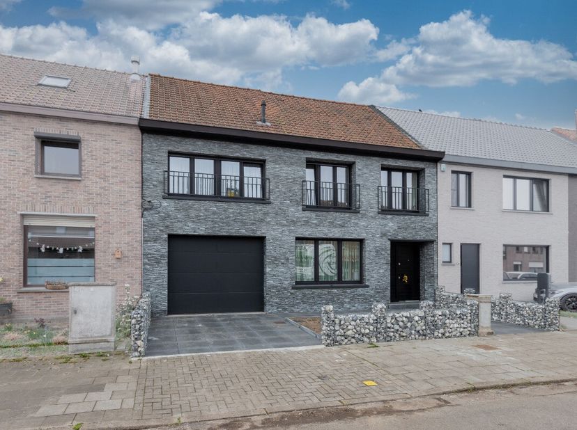 LiggingDe Wachtebekestraat 104 is gelegen in een rustige en residentiële buurt van Zelzate. De woning is bevindt zich op een strategische locatie die