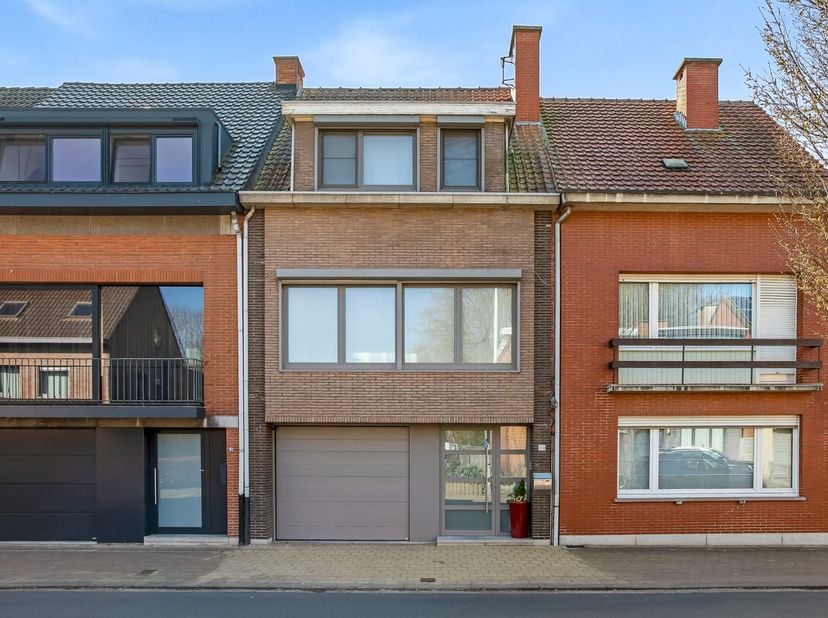 Deze op te frissen woning is gelegen in een rustige straat op een boogscheut van het centrum van Kapellen. Openbaar vervoer, scholen en winkels bevind
