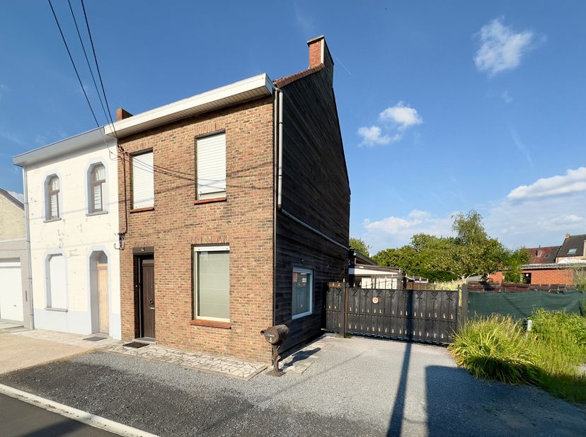Au rez-de-chaussée, un hall dentrée avec espace vestiaire vous accueille et mène à un séjour de 25m² (salon + salle à manger). Une extension habitable