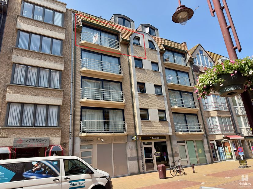 RUIM en ongemeubeld appartement op de 4de verd. van een recent gebouwde en perfect onderhouden residentie, centraal gelegen in de Kerkstraat van Wendu