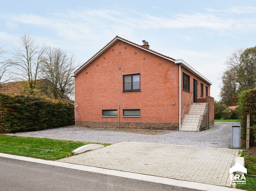 Deze charmante gezinswoning, gelegen op een perceel van 9are 29ca, combineert het beste van twee werelden: residentieel wonen in de nabijheid van het