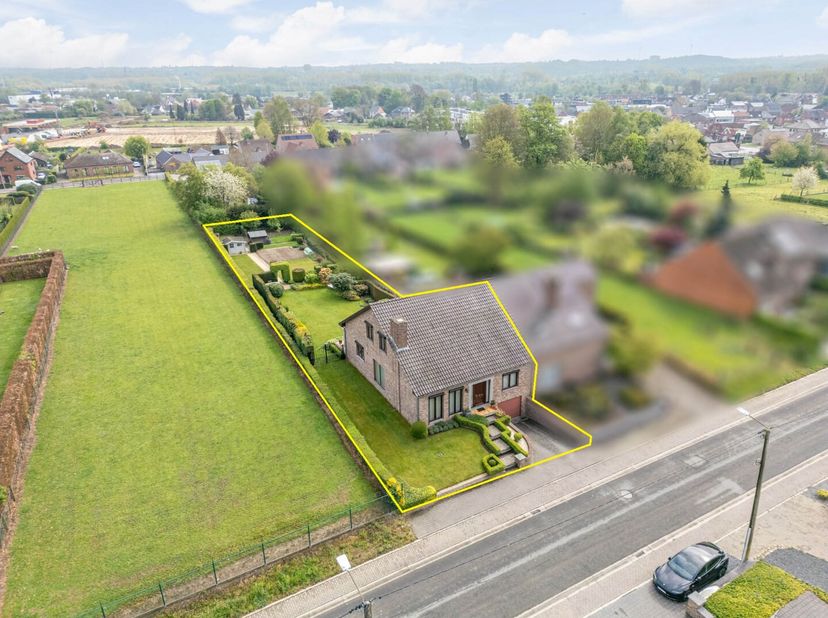**IN OPTIE **&lt;br /&gt;
Deze uitstekend verzorgde half-vrijstaande woning met 4 slaapkamers en al even nette tuin is gelegen langs de Bergstraat ter hoogt