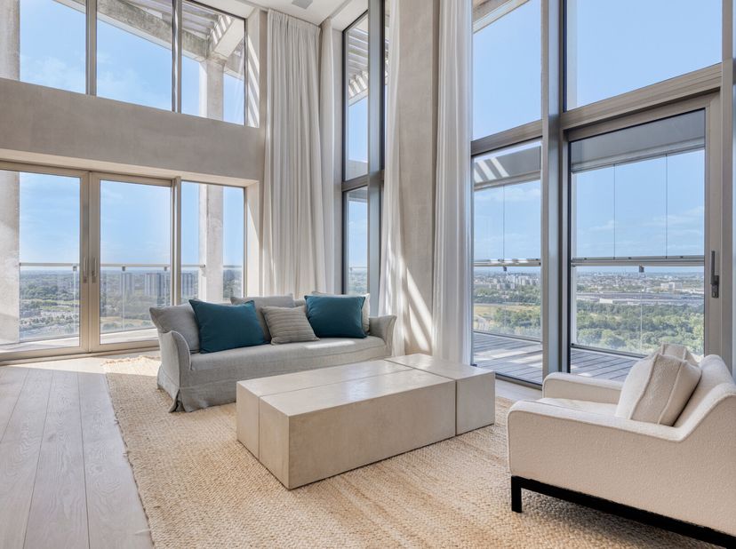 ZZ 24 ZUID Gelegen op de 24ste verdieping van de iconische Zuiderzicht-toren in Nieuw Zuid, biedt deze luxueuze duplex-penthouse een ongeëvenaard pano