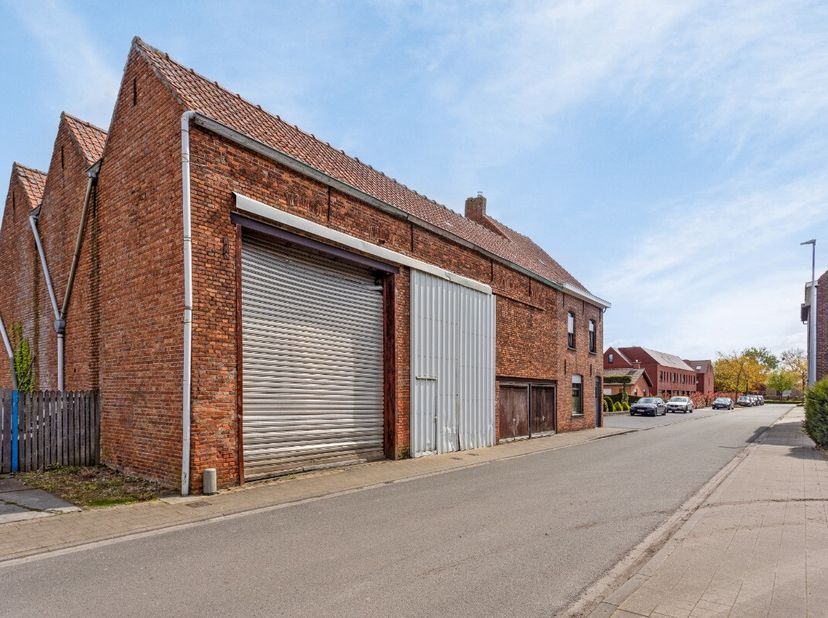 Cet entrepôt spacieux est situé Ellegemstraat 7 à Zulte.L&#039;entrepôt dispose de 2 grands portails d&#039;entrée et 1 portail coulissant à l&#039;arrière qui donne