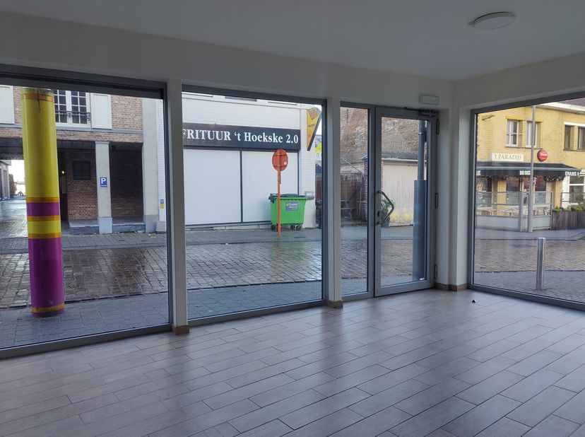 Op het dorpsplein van Zingem vinden we dit hoekpand. Het pand is opgedeeld in een gelijkvloerse handelsruimte met aparte rechtstreekse inkom en achter
