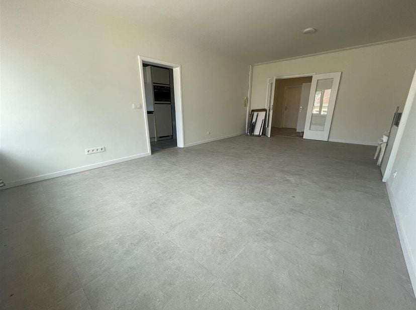 Prachtig vernieuwd appartement met 2 slaapkamers!&lt;br /&gt;
Indeling: Inkomhal, leef- en eetruimte, keuken, 2 slaapkamers, badkamer, toilet.&lt;br /&gt;
Beschri