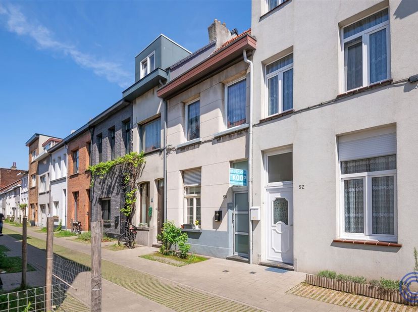 Maison mitoyenne confortable avec 2 chambres spacieuses située dans une rue verte et sans voiture à Oud-Berchem. Vous entrez dans un hall d&#039;entrée sép
