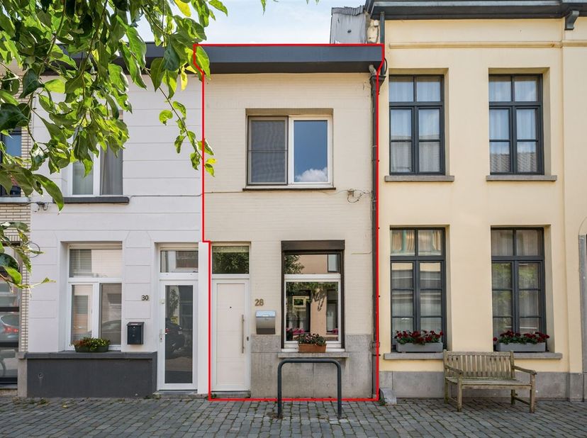 Deze instapklare woning, gebouwd ca. 1850, is centraal gelegen in een bruisende en verkeersluwe, gezellige wijk &quot;Het Looks&quot;. Op een boogscheut van de