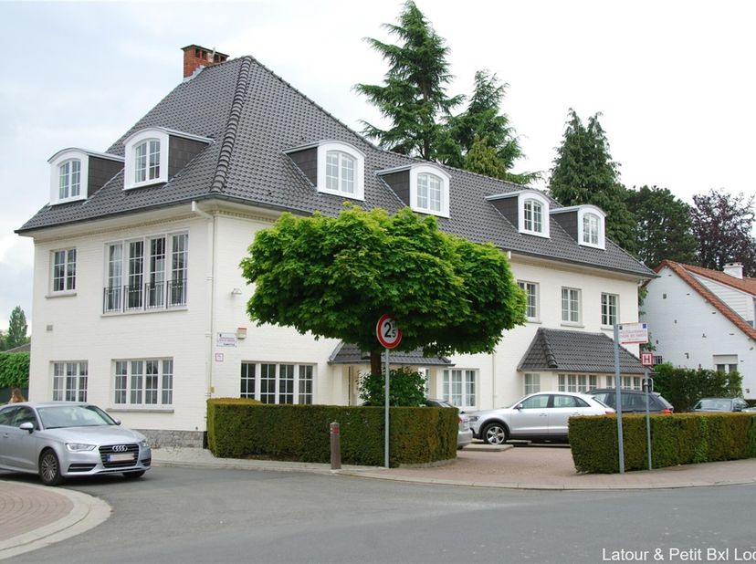 Rhode-Saint-Genèse - Agréable et lumineux BUREAUX de 163 m² situé au 1er étage d&#039;une villa et entièrement rénové. Il comprend différents espaces dont