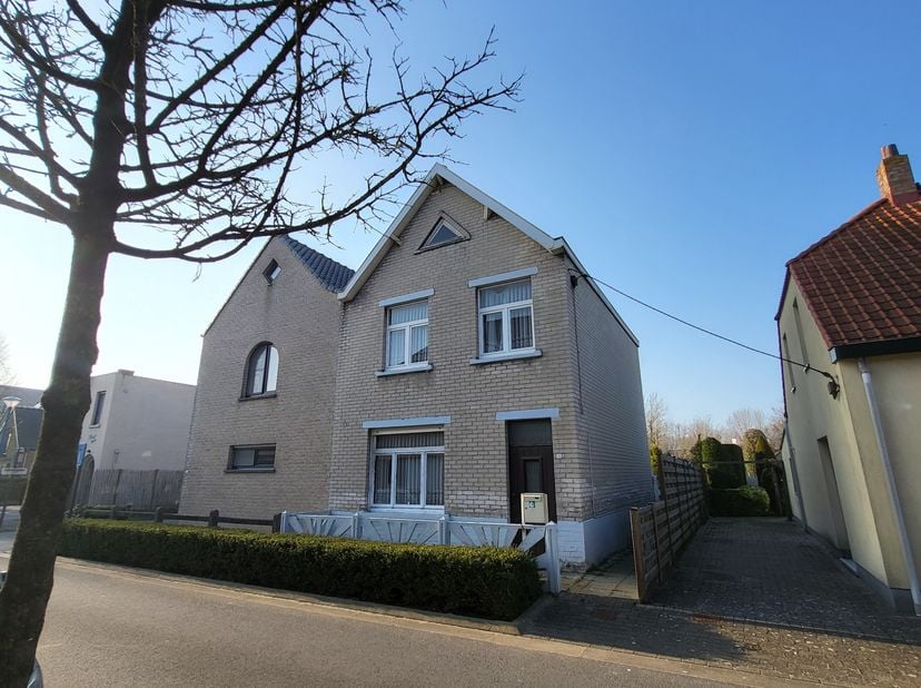 Te renoveren woning te koop in het gezellige Koksijde-Dorp. De woning heeft een grondoppervlakte van 351m².&lt;br /&gt;
&lt;br /&gt;
Deze te renoveren woning bevi