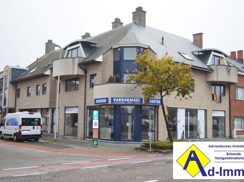 Op invalsweg van het centrum en nabij het centrum gelegen instapklare ruimte van 250 m² die zowel als kantoorruimte of handelspand kan gebruikt worden