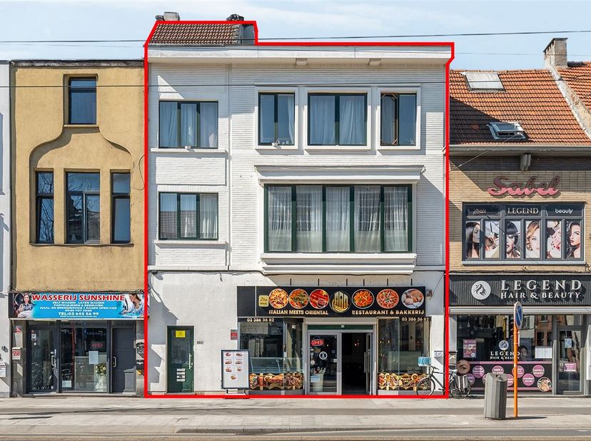 Opbrengsteigendom met 2 appartementen, 1 studio en een handelsgelijvkloers!&lt;br /&gt;
Ligging: Zéér centraal en gunstig gelegen in hartje Merksem. Verschi