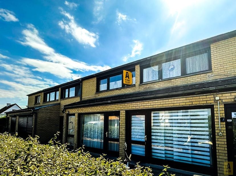Leuk, zonnig appartement gelegen op de eerste verdieping van een kleine residentie (zonder lift). Indeling: woonruimte met ruime zonneterras, ingerich