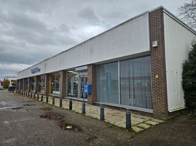 Zeer goed gelegen handelspand van 600 m² op de hoofdbaan tussen Hasselt en Genk.&lt;br /&gt;
Vooraan het gebouw is er een ruime parking en een bushalte.&lt;br