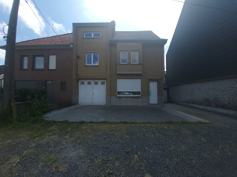 Op zoek naar een ruime centraal gelegen woning regio Deinze?&lt;br /&gt;
&lt;br /&gt;
Deze charmante woning met garage is perfect gelegen bij alle uitvalswegen en