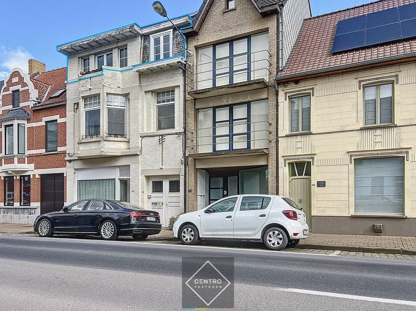 RUIM 2-persoons duplex-appartement te huur, op wandelafstand van het centrum van Roeselare. &lt;br /&gt;
&lt;br /&gt;
INDELING:&lt;br /&gt;
Tweede verdieping (111m²)&lt;br