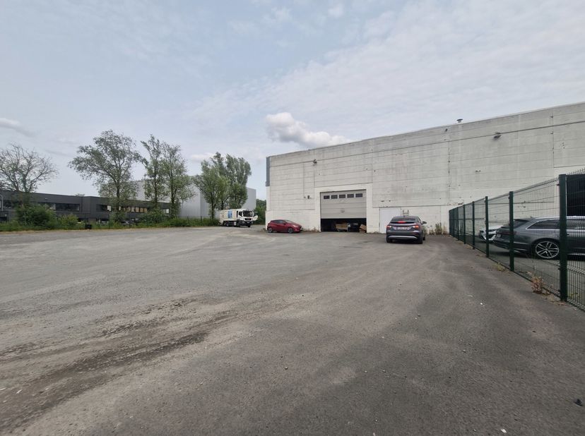 Nijvel Zuid  Magazijn met mezzanine op beveiligde site&lt;br /&gt;
Wij bieden een magazijn van 650 m² aan met een bijkomende mezzanine van 110 m², ideaal ge