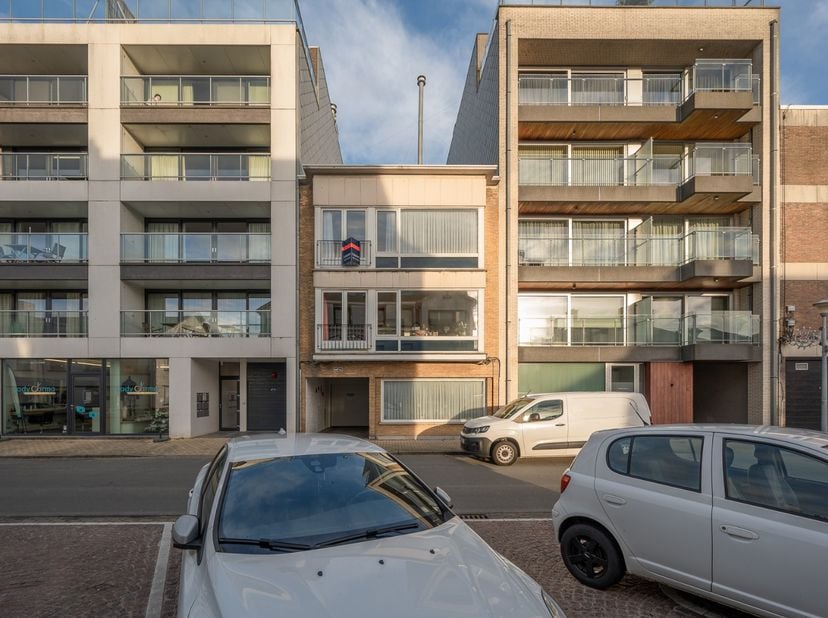 In de strandwijk van Zeebrugge, parallel aan de zeedijk, bieden we dit ruime 3-slaapkamer appartement aan.&lt;br /&gt;
Gelegen op het 2de verdiep van een kl
