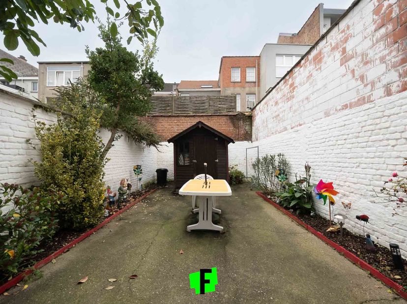 Cette belle maison familiale prête à emménager est composée de trois chambres, d&#039;un espace polyvalent et d&#039;une charmante cour intérieure. Idéalement s