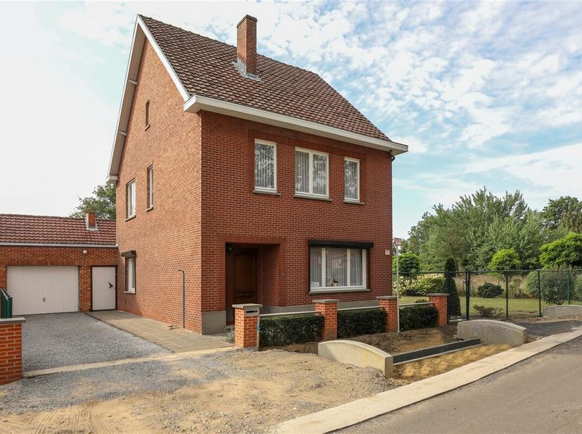 Ruime gezinswoning op zonovergoten perceel van 20a 55ca - projectgrond 2 halfopen bebouwingen&lt;br /&gt;
Omgeving:&lt;br /&gt;
+ Zeer rustig gelegen en vlak aan